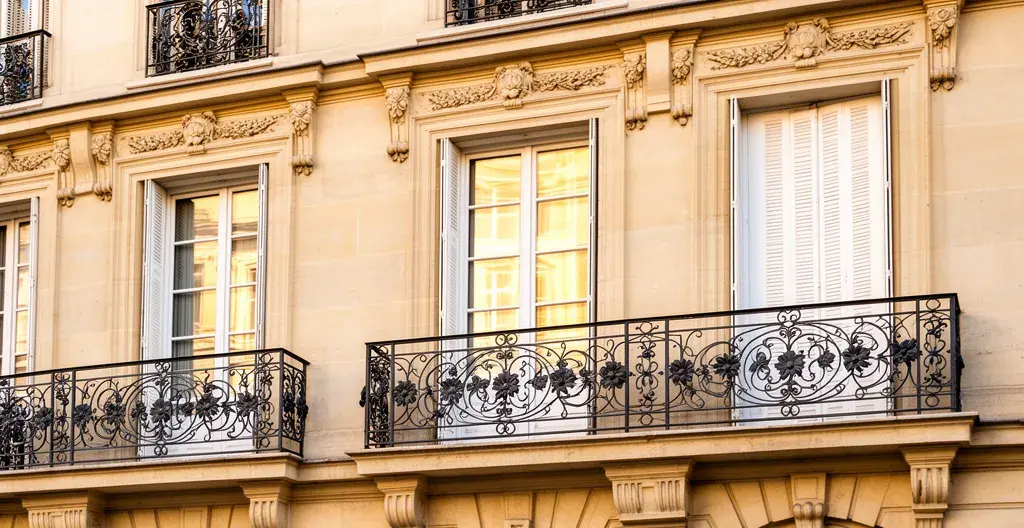 Façade d'immeuble haussmannien lyonnais avec balcons en fer forgé, typique des appartements de la Presqu'île
