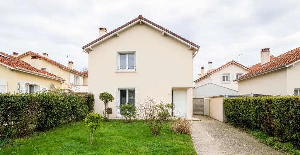 Maison individuelle avec jardin en banlieue lyonnaise, représentant le marché des maisons en première couronne